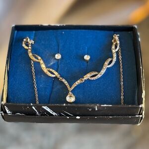 Elegant Gold Necklace and Earring Set